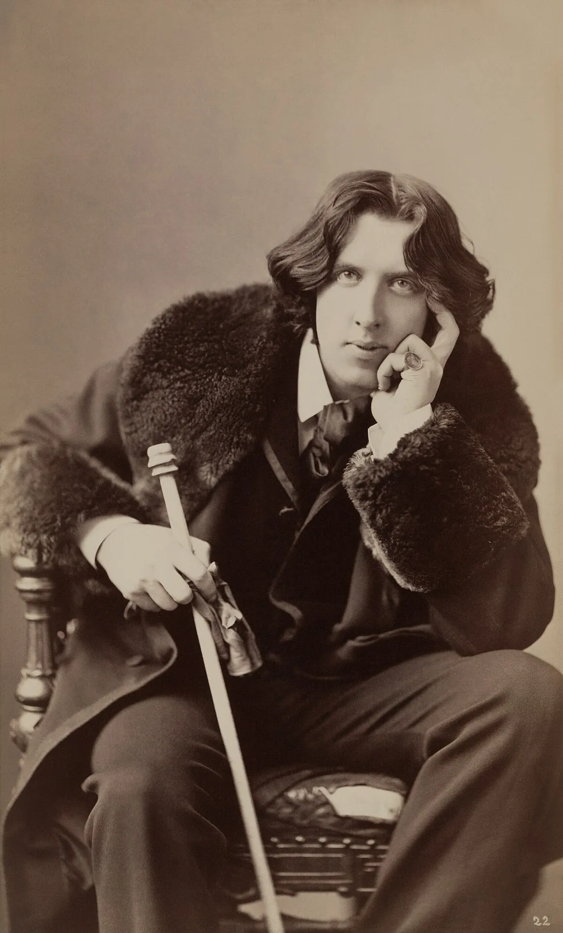 Oscar Wilde seated portrait by Napoleon Sarony