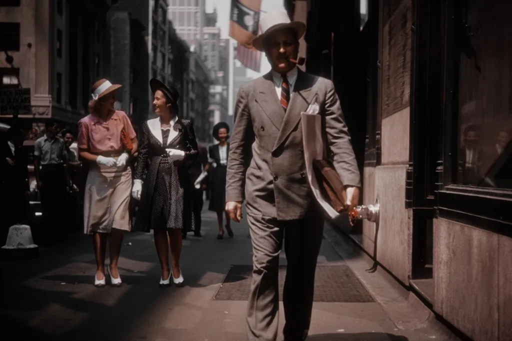 1940s New York City pedestrians on the street, fashion